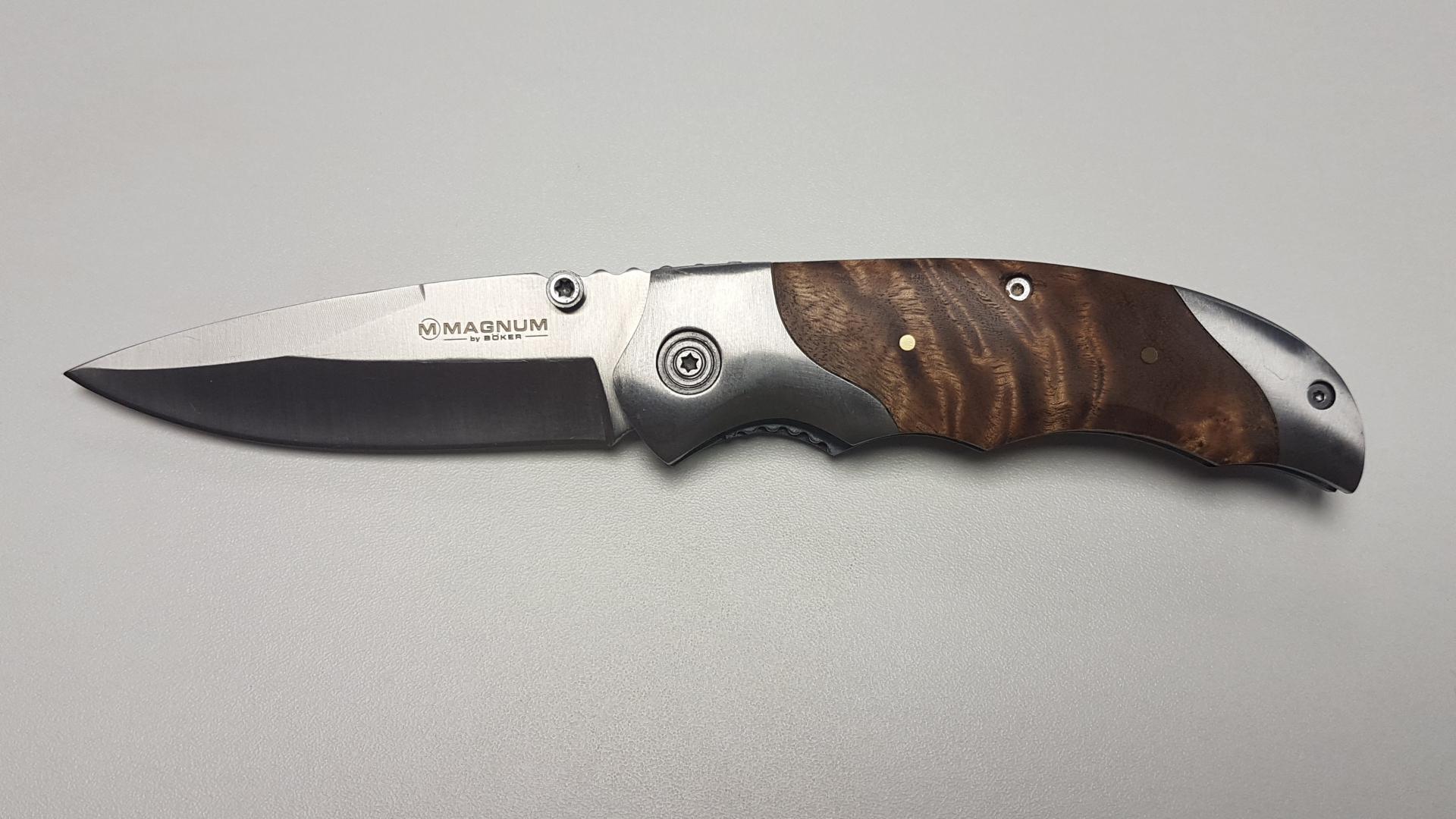 COUTEAU BOKER MAGNUM HAWK : Long lame 8.6 cm / fermé 11 cm / ouvert 19.6 cm