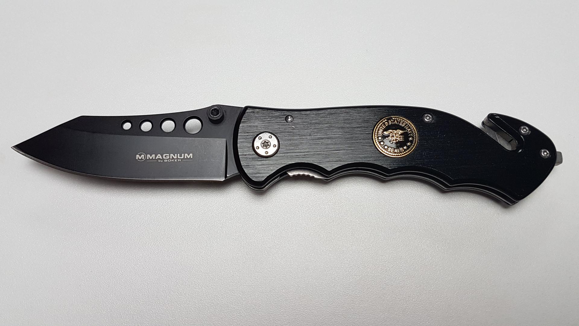 COUTEAU BOKER MAGNUM USN SEALS : Long lame 8 cm / fermé 11.9 cm / ouvert 20 cm