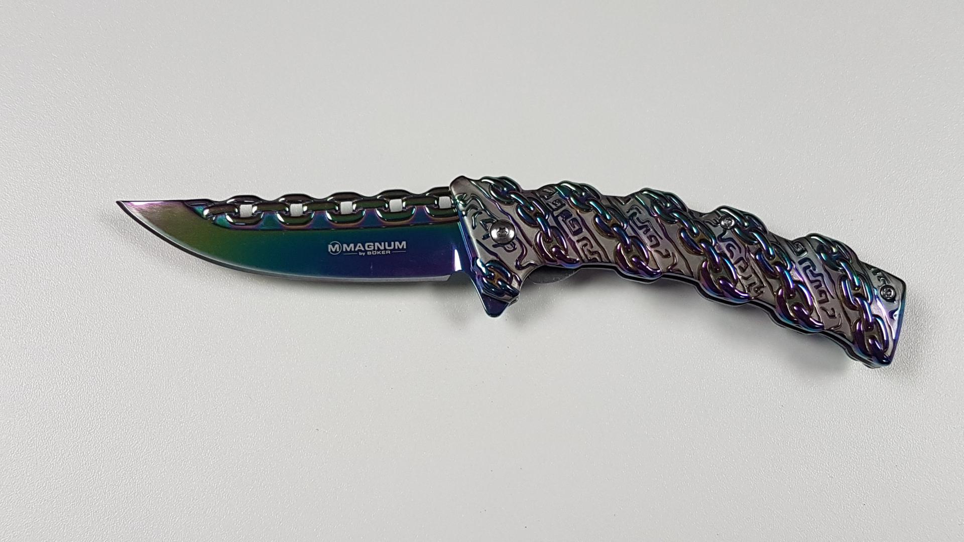 COUTEAU BOKER MAGNUM CHAINED RAINBOW : Long lame 9.1 cm / fermé 11.4 cm / ouvert 20.5 cm