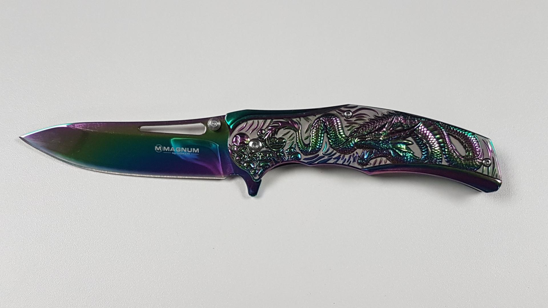 COUTEAU BOKER MAGNUM RAINBOW DRAGON : Long lame 9.8 cm / fermé 12.4 cm / ouvert 22.2 cm