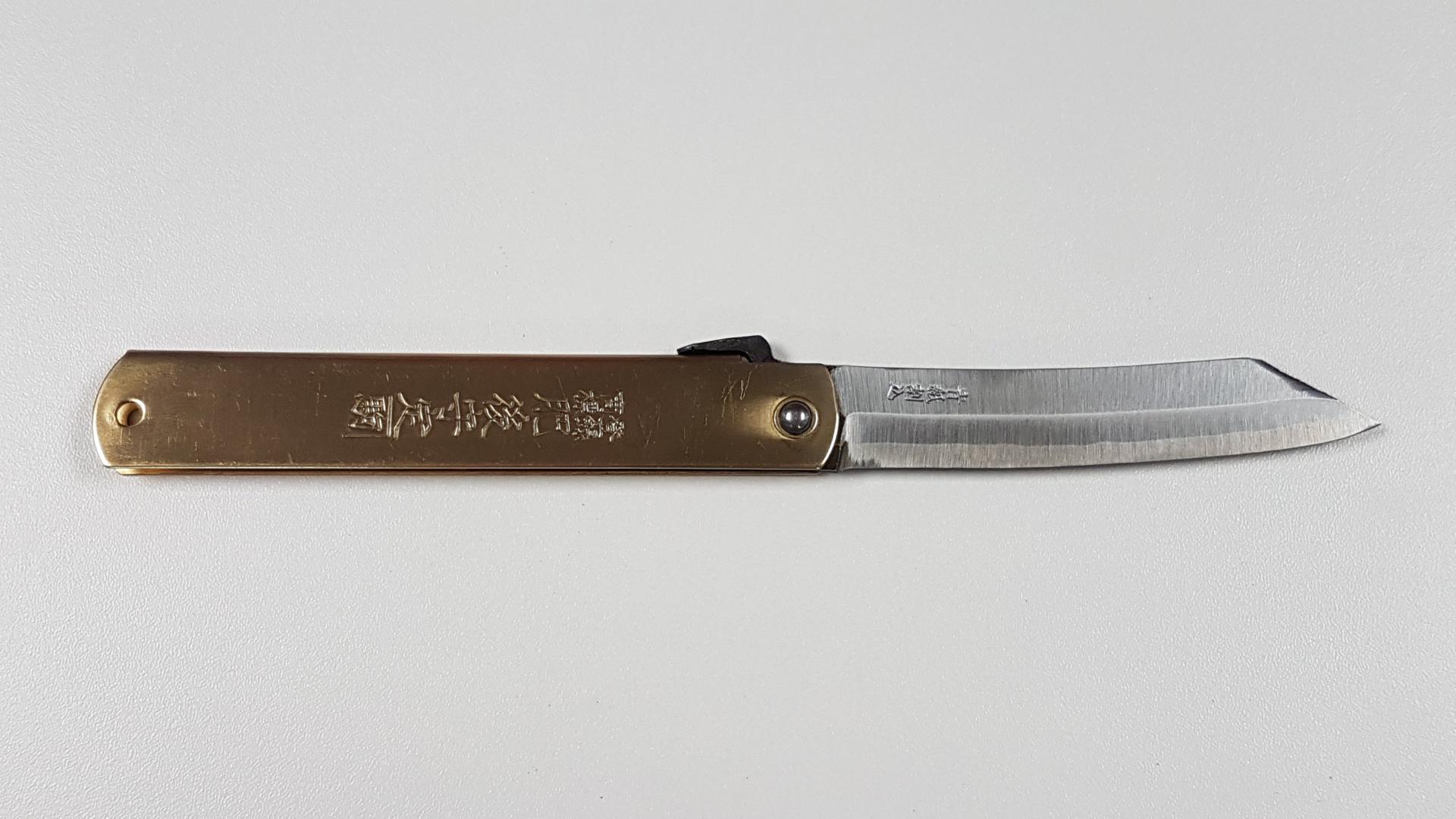 COUTEAU KANE TSUNE HIGONOKAMI MANCHE LAITON &#34;INSCRIPTION JAPONAISE SUR LA LAME&#34; : Long lame 9 cm / fermé 12 cm / ouvert 21 cm